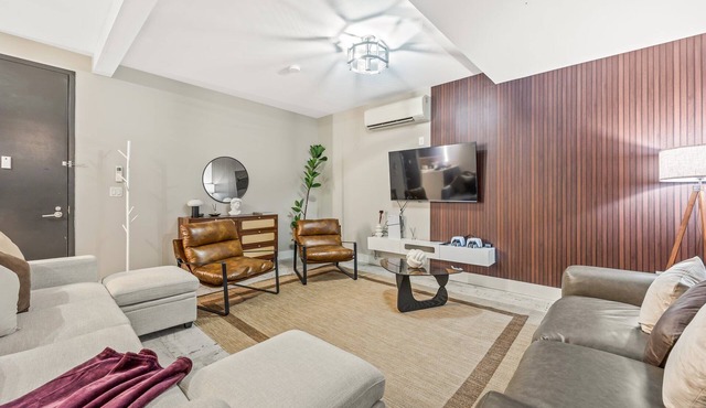 Mid-Century Stay: 5BR and 5 Baths w/PS5 & Laundry