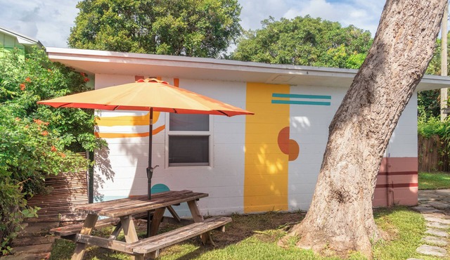 Minutes from Downtown & Beach. Cottage on a Park in a Historic Neighborhood