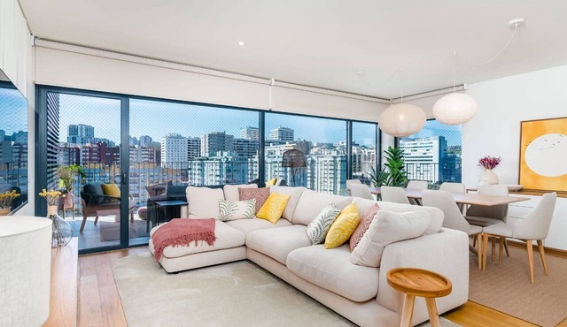 Miraflores Modern Apt w/Balcony by LovelyStay