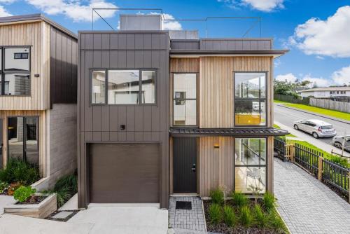Modern 4BR Coastal Stay, Sea Views & Walk to Beach