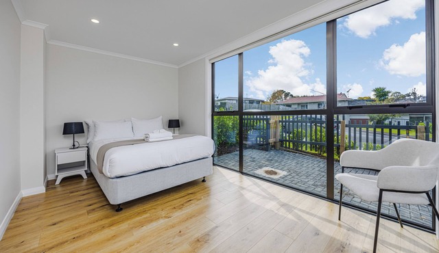 Modern 4BR Coastal Stay/Sea Views & Walk to Beach
