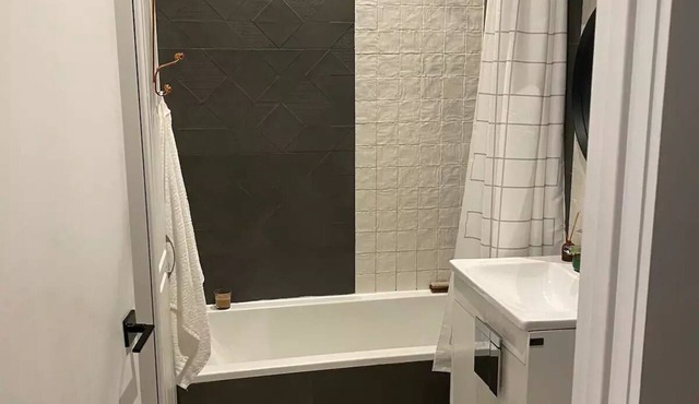 Modern chic 2BD w/office TV room & garden