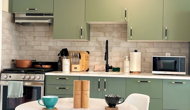 Modern Downtown Suite - Walking Distance to Restaurants, Shops, & Grocery Stores