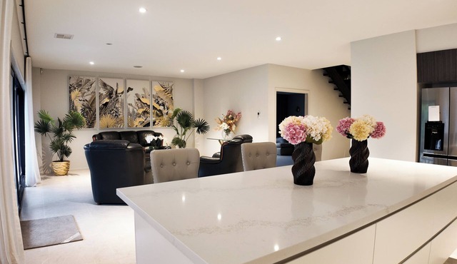 Modern Luxury Estate, 4 Ensuite Rooms, Comfort, Convenient, Secure, Near Airport