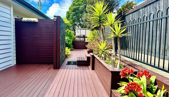Modern Private 2nd floor home unit with full kitchen 2bedroom 2bathroom inAlbany