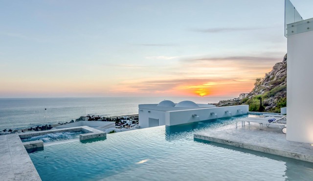 Modern Villa w/Private 70ft Infinity Pool, Hot Tub & Breathtaking Ocean Views