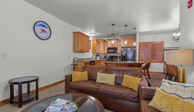 Moose Mgmt at Bear Hollow 4205 Pool-HotTub-Trails-Reliable WiFi-Free Shuttle