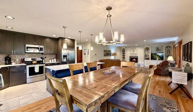 Mountain Harbor Larch & Lake Luxury Retreat