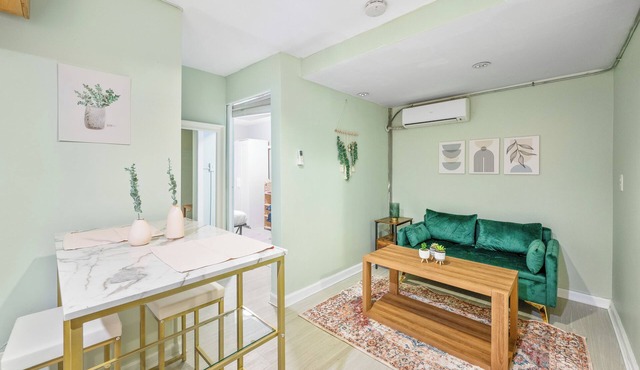 Murray Hill 2BR with Private Outdoor Space & Laundry