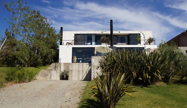 New Modern Home with Sea Views near the Beach