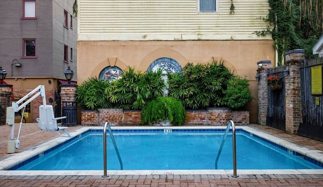 New Orleans | Streetcar Ride | Pool & Hot Tub