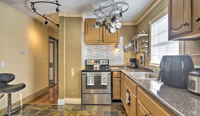 New!Quaint & Convenient Hideaway: Great Location