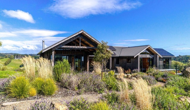 Obsidian Villa and Yurt by Waiheke Pure - Sprawling views, pool, hot tub, spacious lodge