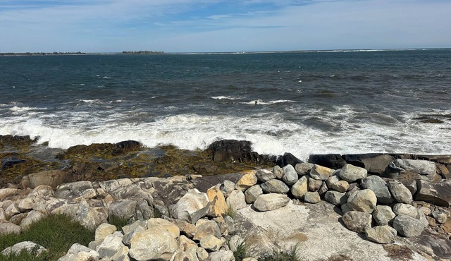 Oceanfront getaway two bedroom plus sofabed, amazing views and close to beaches
