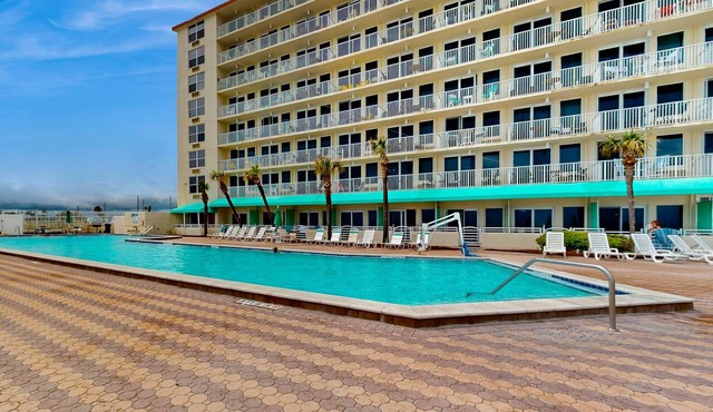 Oceanfront Studio w/Balcony, Pool & Hot Tub Access