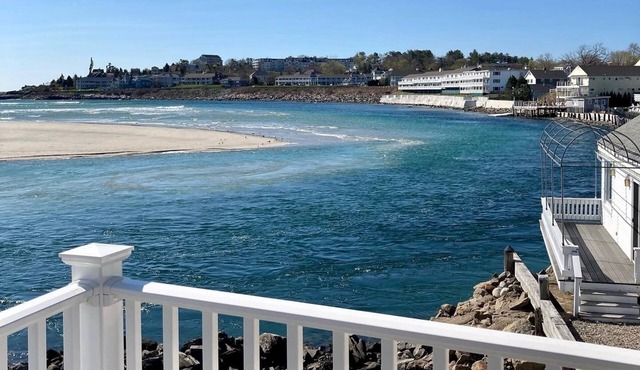Ogunquit ocean front 1BR/1BA with deck, short walk to beach + center of town in Ogunquit