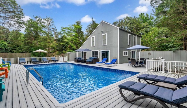 Open Plan, Summery Furnishings, Spacious Deck with Patio Furniture, Access.