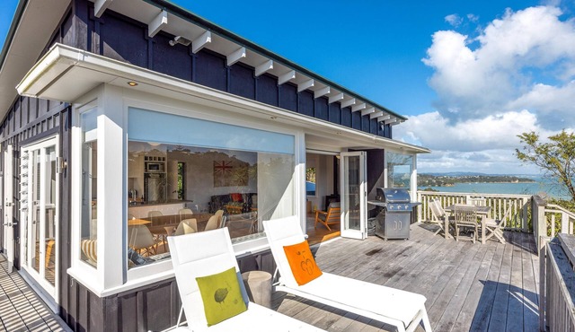Pacific Views - Pacific Views is a well appointed 2 bedroom holiday home perfect for 4 guests and pet friendly. With great transport links, plenty of parking and stunning ocean views, this is a fabulous location for a family holiday or get together w