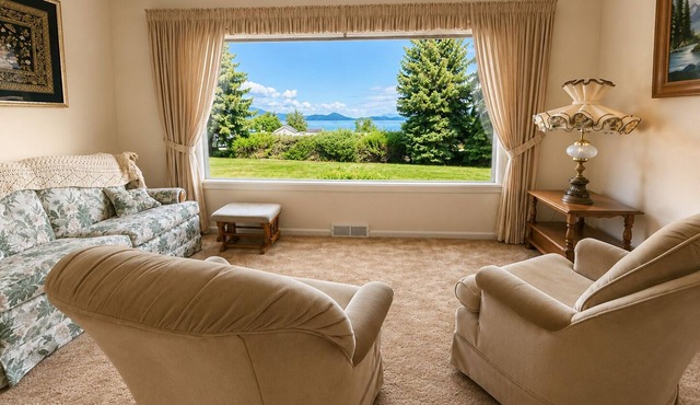 Peaceful 2-bedroom house with AC and beautiful lake views in charming Polson