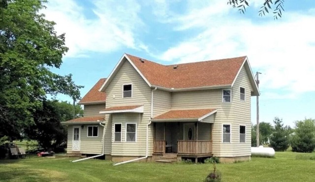 Peaceful 3-bedroom farmhouse in charming Prophetstown