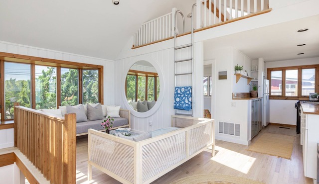 Peaceful beach bungalow on Gerard drive East Hampton Springs