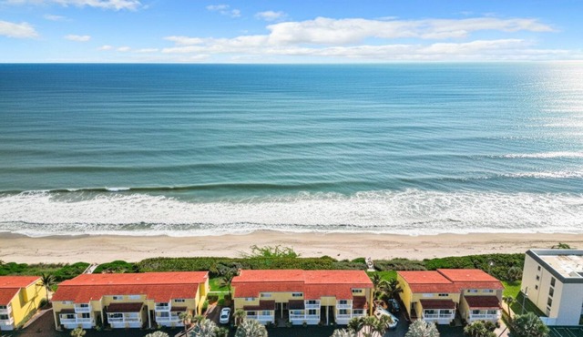 Peaceful Beachfront Oasis- Walk onto the sand!