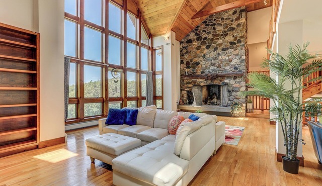 Peaceful Mountian Oasis: Firepit, Hot Tub, Sauna!