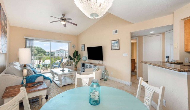 Peacock · Bright Beachy King Bed Condo · Half Mile to Beach