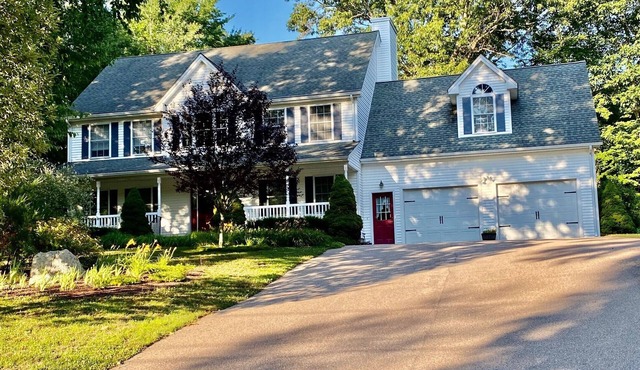 Perfect home for adventure! 2mi to Foxwoods, 15 min to Mystic, tour CT WineTrail