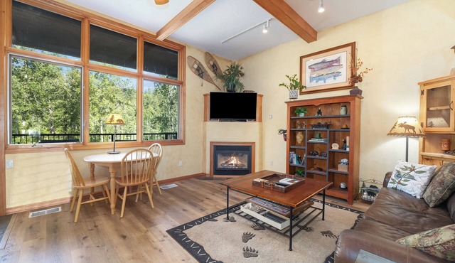 Pet friendly condo on the banks of the Swan River Property in Downtown Bigfork - Bearister Den
