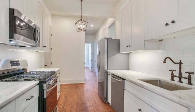 Pet-Friendly Townhouse by St. Charles, Walk to street car