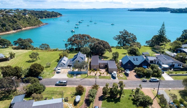 PICNIC BAY POOL HOUSE - Coast & Country