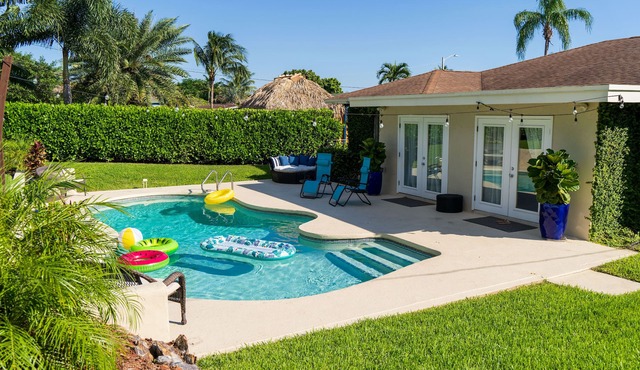 Poolside Paradise Luxury home Mins from the beach