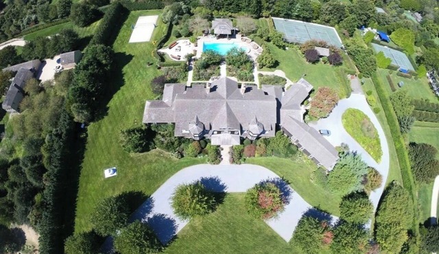 Prime location Hamptons estate,perfect for large groups min from beach and town