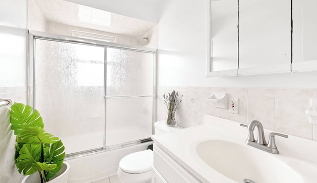 Prime Luxury NYC with Balcony+Gameroom+Free Parking!