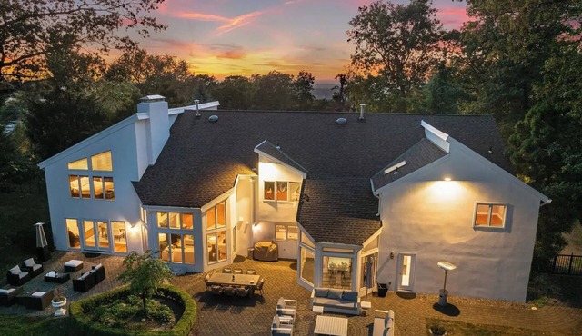 Private 1-Acre Luxury Estate with Pool 5BR 20 Min to Manhattan & NYC