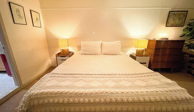 Private-Entrance 1BR in Crown Heights, Near the Train