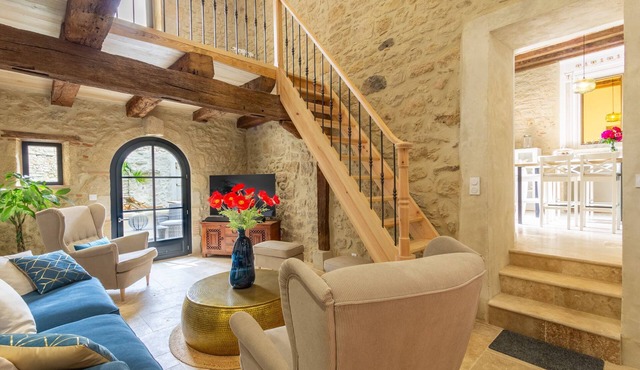 Private heated pool, walk to restaurants, markets, shops in a historic town in Monsegur