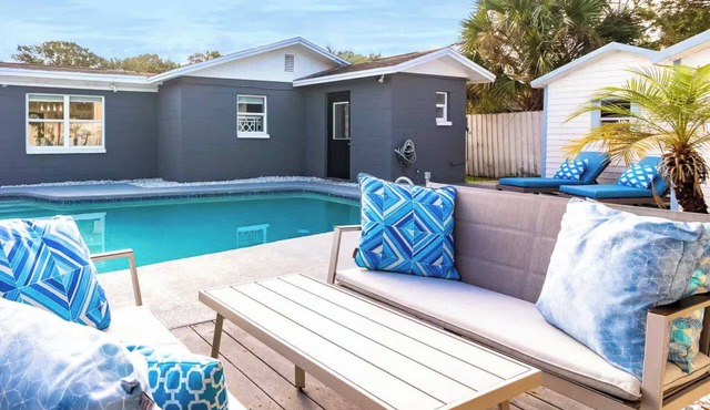 Private Saltwater Pool Outdoor Seating w/Grill