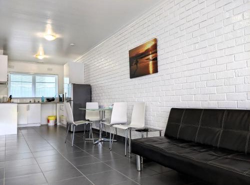 PROMO! 2-Bedroom Home Near Airport, Train Station!