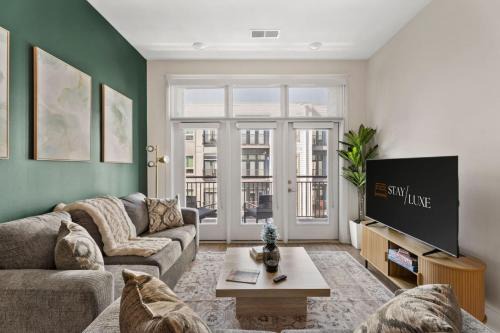 Queen City Haven - Free Parking, Pool, Balcony