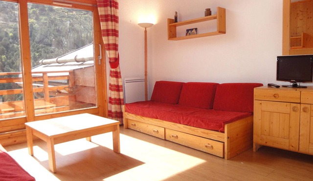 Quiet duplex, bright living room with fireplace for 8 people