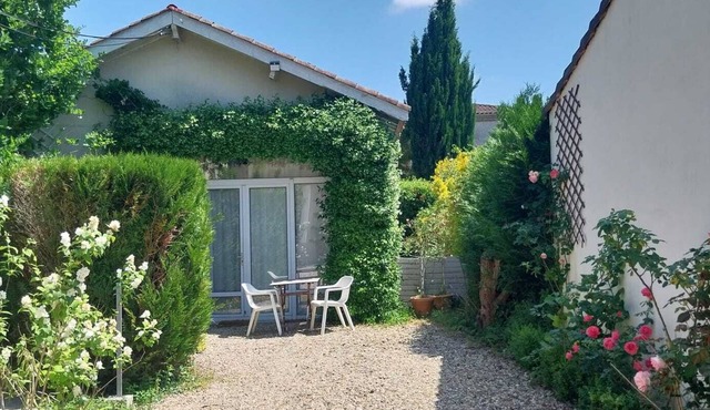 Quiet outbuilding with character, direct to Bordeaux tramway in 20 minutes in Eysines