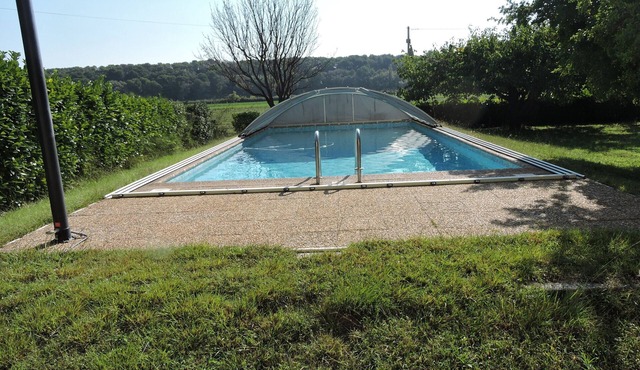 Quiet villa with swimming pool and wooded garden, sleeps 10 to 12.