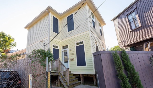 Rare single home steps to Jazz Fest, a mile to the French Quarter, pet friendly
