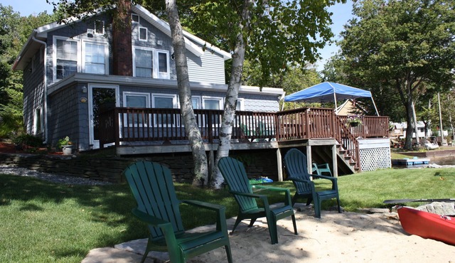 Relaxing lake front, big deck, sandy beach