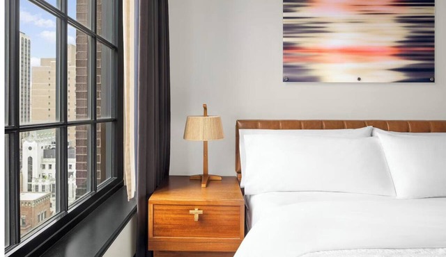Relaxing Room w/Rooftop Bar Views in Midtown Manhattan – 2 Blocks to Park