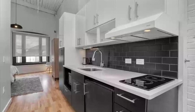 Relaxing Space Downtown - Close To Hospitals - Free Parking and Wifi