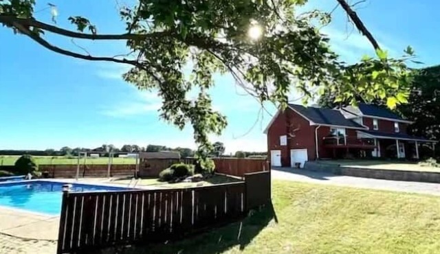 Resort like private fenced Farm 3 acres.Pets Ok.