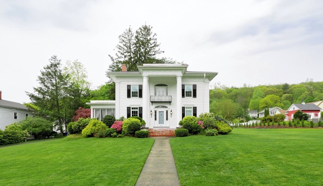 Retreat in Style: Luxury for Family & Friends